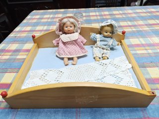 Cama de juguete con 2 muñecas