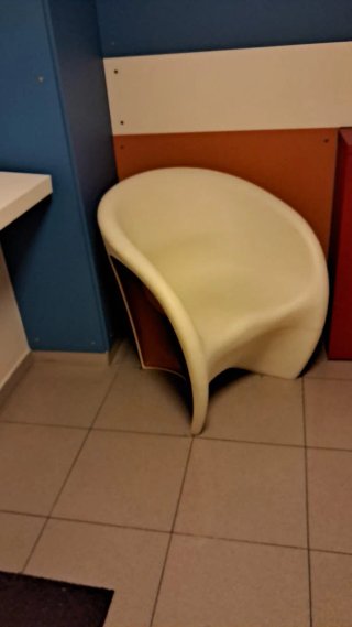 Silla moderna blanca y granate