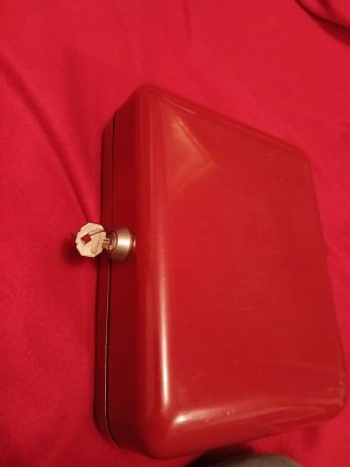 Cassetta di sicurezza rossa con chiave
