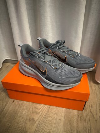 Zapatillas Nike ZoomX grises y naranjas
