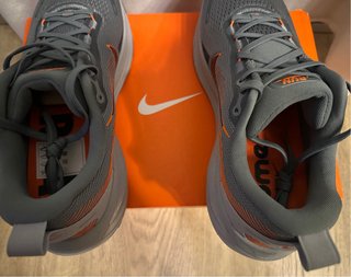 Zapatillas Nike ZoomX grises y naranjas