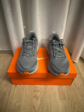 Zapatillas Nike ZoomX grises y naranjas