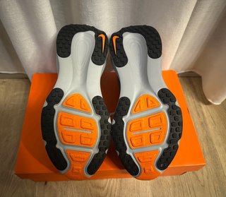Zapatillas Nike ZoomX grises y naranjas