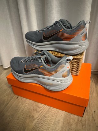 Zapatillas Nike ZoomX grises y naranjas