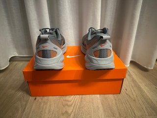 Zapatillas Nike ZoomX grises y naranjas