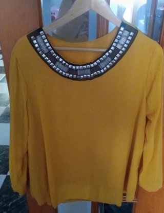Blusa amarilla con pedrería