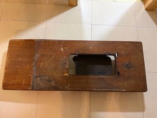 Mesa Singer antigua de madera con dos cajones