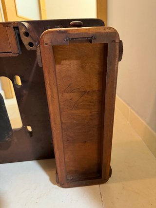 Mesa Singer antigua de madera con dos cajones
