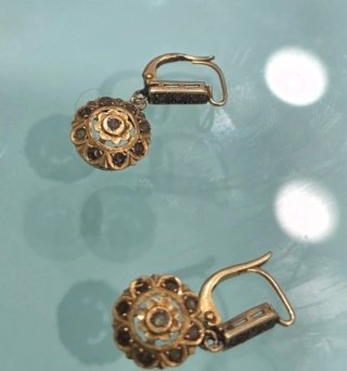 Pendientes de oro con diseño floral antiguos, muy