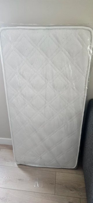 Cuna blanca con colchón impecable