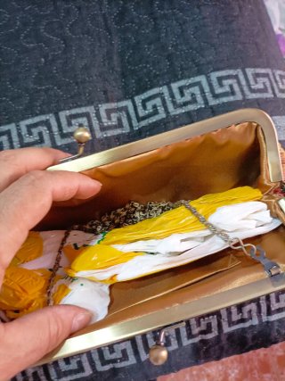 Bolsito de fiesta dorado y rojo
