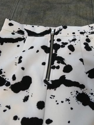 Falda midi estampada blanca y negra Talla XS