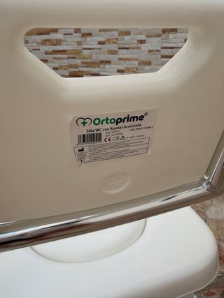 Silla de baño con inodoro y ruedas