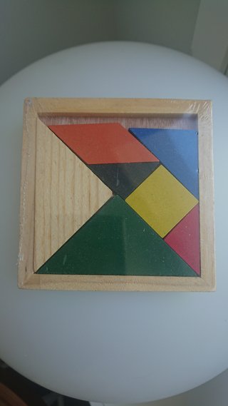 Puzzle de madera con piezas de colores