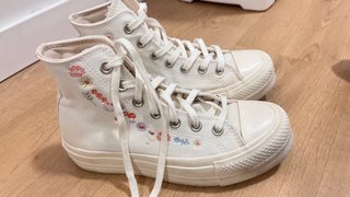 Converse All Star blancas con flores