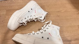 Converse All Star blancas con flores
