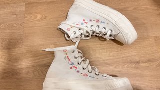 Converse All Star blancas con flores