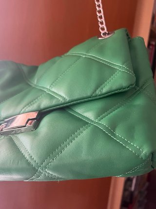 Bolso verde acolchado Stradivarius