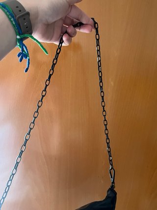 Riñonera negra con cadena