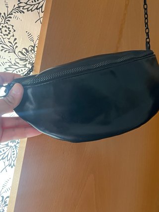 Riñonera negra con cadena