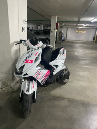 Yamaha Aerox Blanca y Rosa
