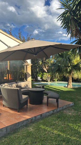 Conjunto de jardín curvo con chimenea