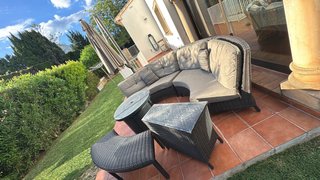 Conjunto de jardín curvo con chimenea
