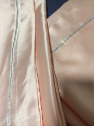 Sábanas de raso rosa y gris