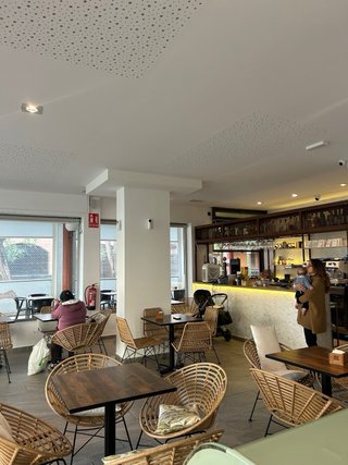 TRASPASAMOS BAR/CAFETERIA EN FUNCIONAMIENTO