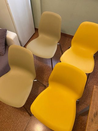 Tavolo in legno con 4 sedie
