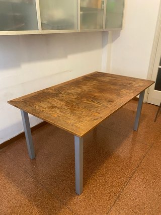 Tavolo in legno con 4 sedie