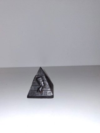Pirámide decorativa antigua