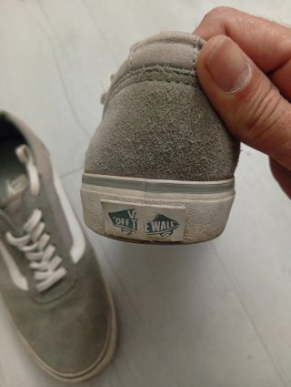 Zapatillas Vans grises y blancas