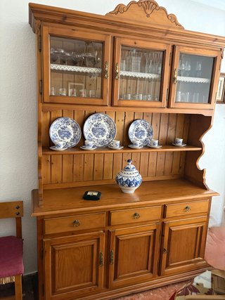 Mueble de salón de madera y cristal