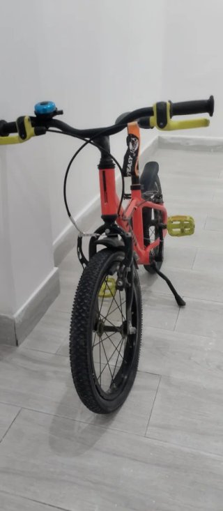 Bicicleta infantil roja y negra