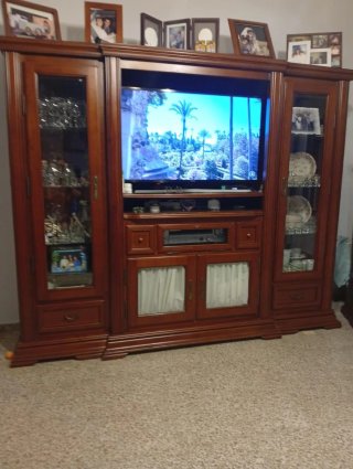 Mueble de salón madera y cristal