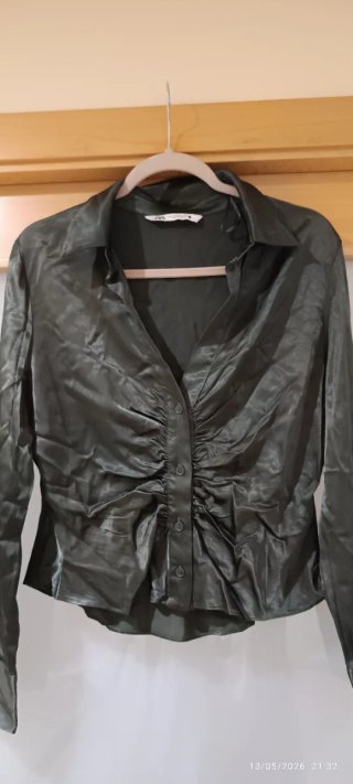 Camisa Zara satinada verde oliva