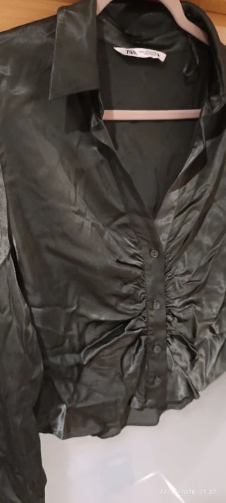 Camisa Zara satinada verde oliva