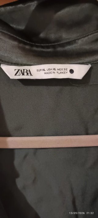 Camisa Zara satinada verde oliva