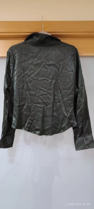 Camisa Zara satinada verde oliva