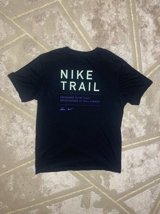 Camiseta Nike Trail Negra Morada
