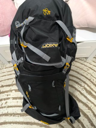 Mochila de senderismo Axiom negra y roja