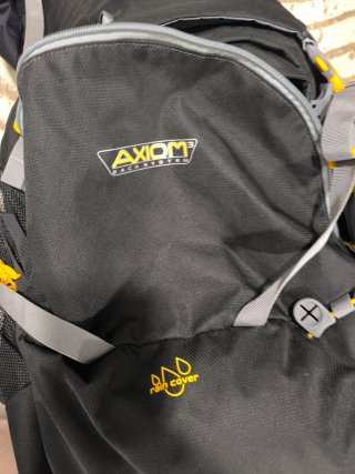 Mochila de senderismo Axiom negra y roja