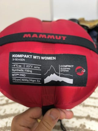 Mochila de senderismo Axiom negra y roja