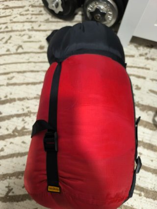 Mochila de senderismo Axiom negra y roja