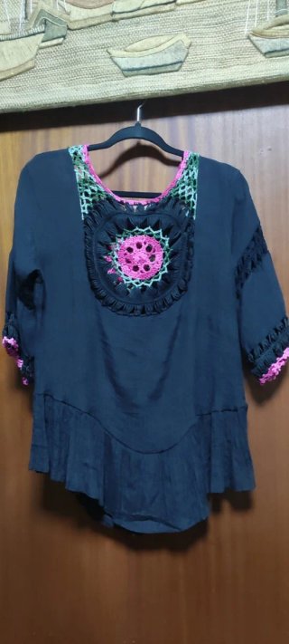 Blusa negra con ganchillo y volantes