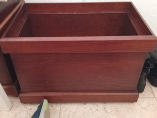 Mesa centro de comedor con tapa de piel y asientos