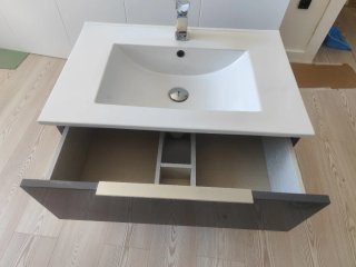 Mueble de baño gris y blanco