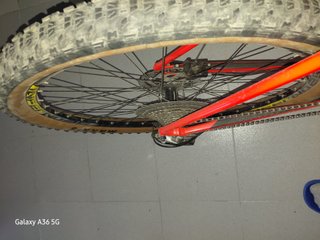 Bicicleta de montaña roja Canondale trail three