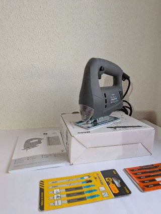 Sierra caladora 400W con hojas incluidas
